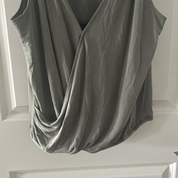 🎀HEARTLOOM large v neck wrap front sleeveless green top - Picture 4 of 9